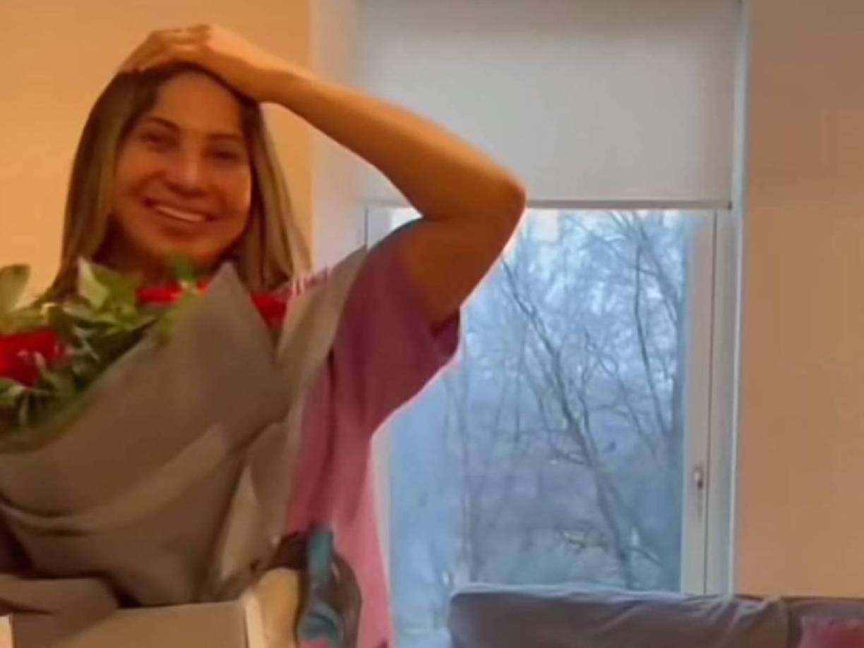 La felicidad de la joven se hizo notar durante todo el video y aquí se le ven con el ramo en sus manos y una gran sonrisa.