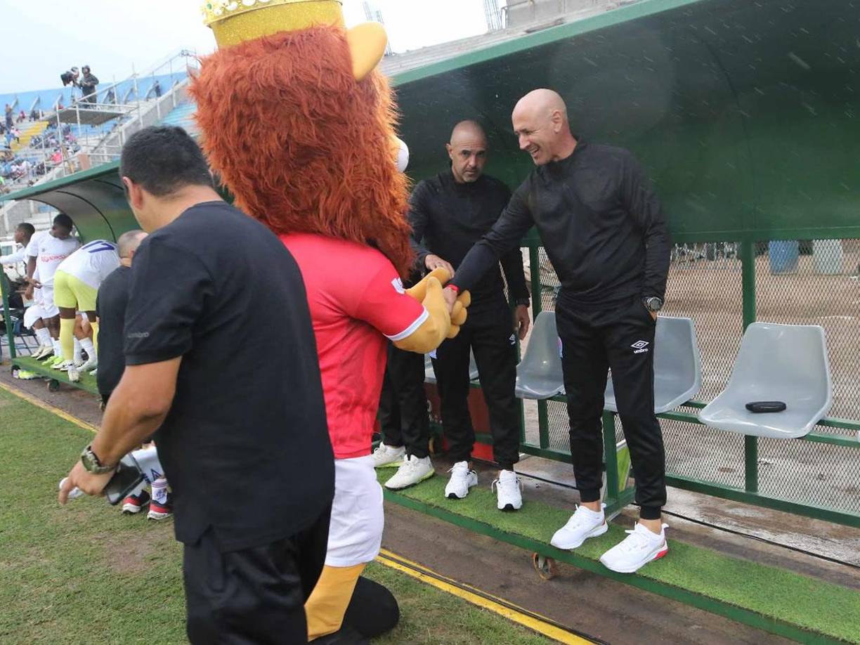 La mascota del León llegó a saludar a todo el cuerpo técnico y el entrenador Eduardo Espinel la pasó bien.
