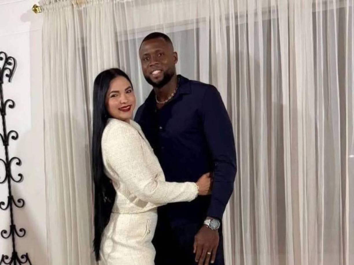 Yustin Arboleda se fue de vacaciones a su natal Colombia, donde mostró una fotografía junto a su esposa.