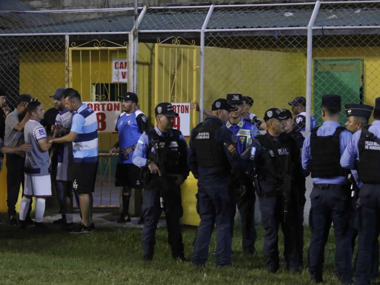 El partido entre Honduras Progreso y Atlético Júnior se detuvo por la pelea de la Policía Nacional con Gerson López.