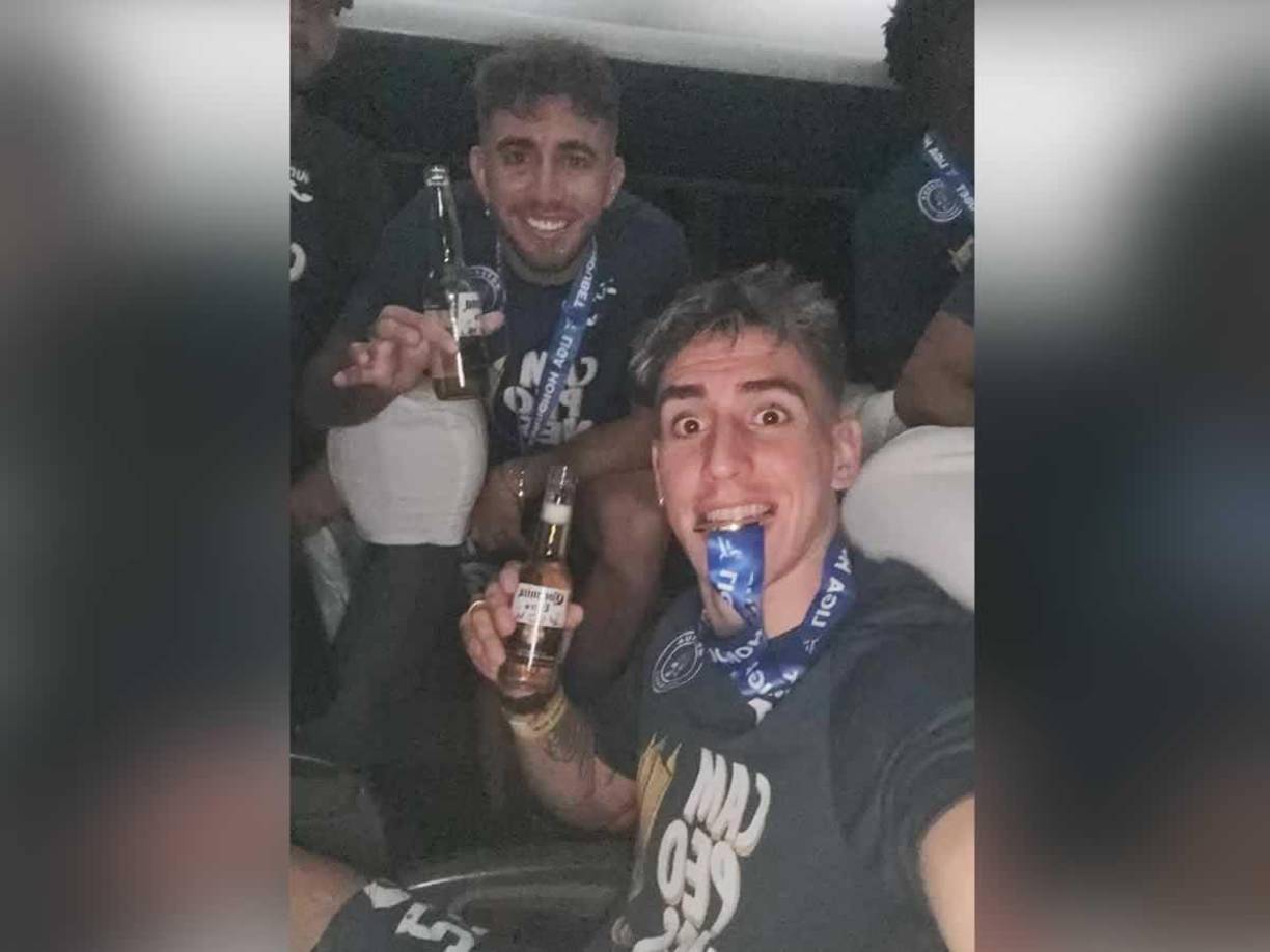 Las cervezas no faltaron en la celebración de Agustín y Rodrigo Auzmendi. Los hermanos argentinos fueron protagonistas en los festejos del campeón Motagua.