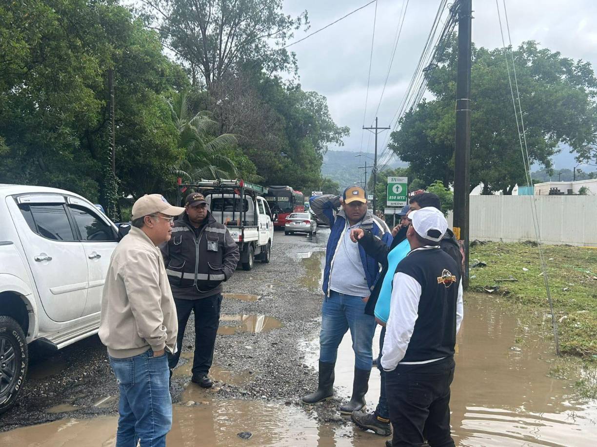 El tráfico que se forma en la calle al muelle por el mal estado de la calle, combinado con que solo hay un puente para cruzar al sector este de La Ceiba se vuelve infernal. 