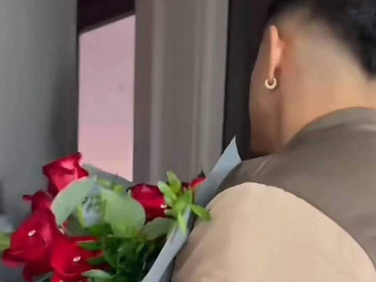 Al principio del audiovisual, se puede ver a Luis Palma abrir la puerta de su vivienda con un ramo de flores en sus manos.