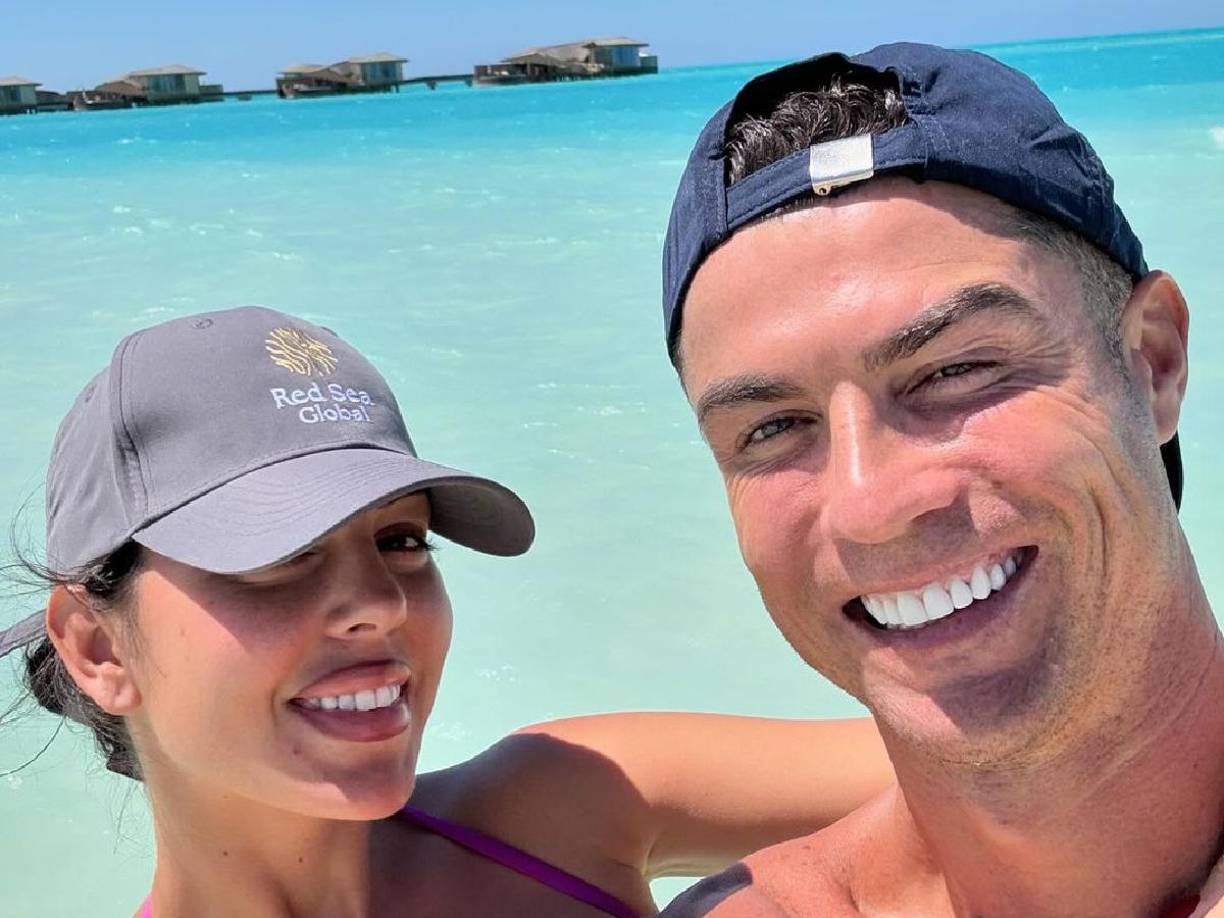 A pesar de todo, Cristiano y Georgina intentan seguir adelante por el bienestar de sus cinco hijos. Esta ha sido la última imagen publicada por la española en Instagram compartiendo con su familia.