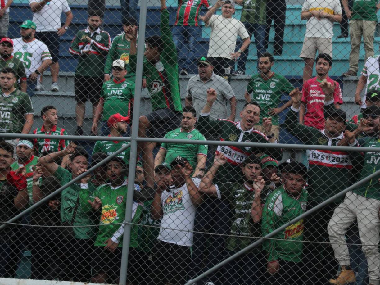 Aficionados del Marathón en el sector de populares esperaron a los jugadores para insultarlos. 