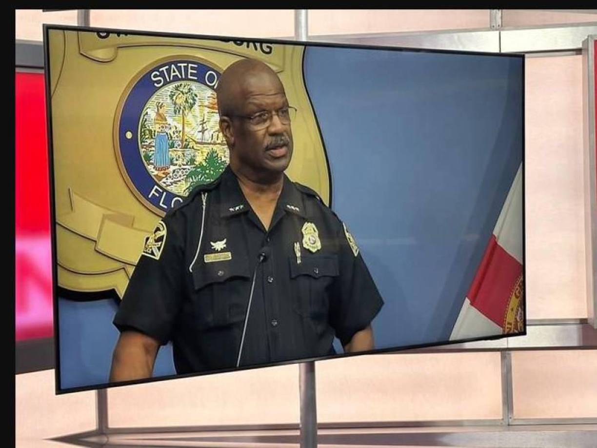 El jefe de policía de San Petersburgo, Anthony Holloway, confirmó que el padre del niño, Thomas Mosley, de 21 años, será acusado de dos cargos de asesinato en primer grado por el asesinato de la madre, Pashun Jeffery, de 20 años, y su hijo pequeño Taylen Mosley.