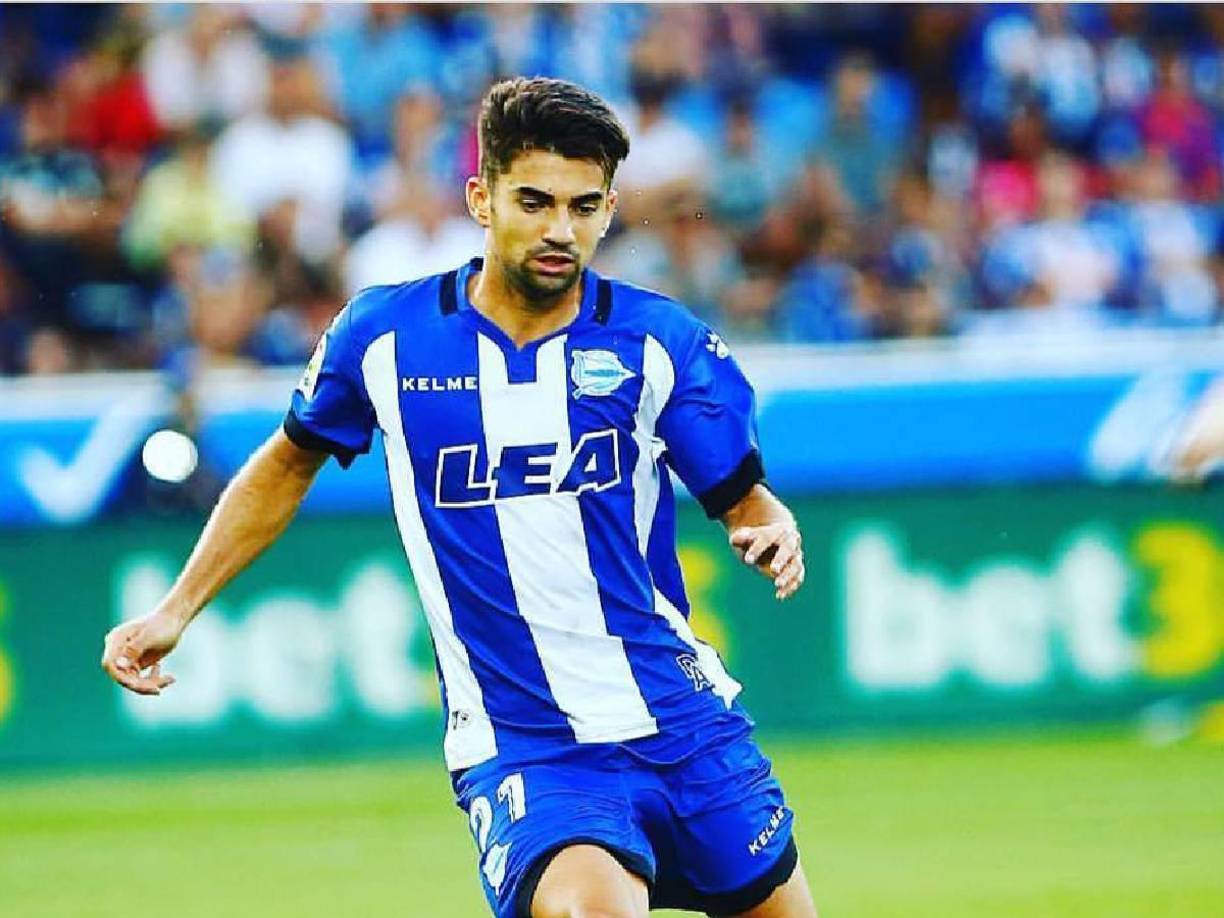 En verano de 2017 el Alavés apostó por él, pero ningún entrenador confió en su capacidad y apenas pudo disputar cuatro partidos.