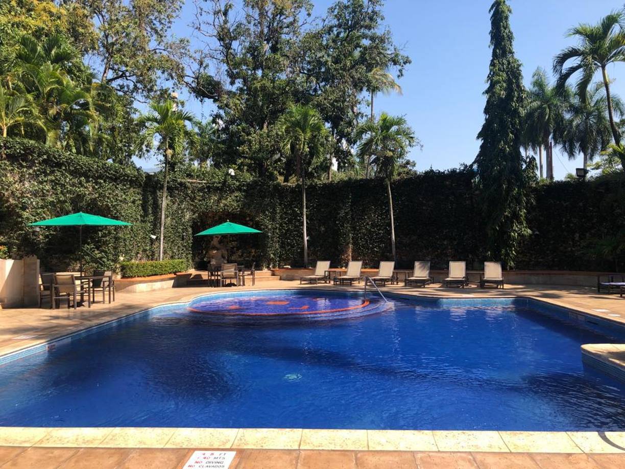 La piscina del Hilton Princess está en un área verde, con cómodas sillas para tomar el sol y disfrutar de su bebida favorita y tomarse fotografías.