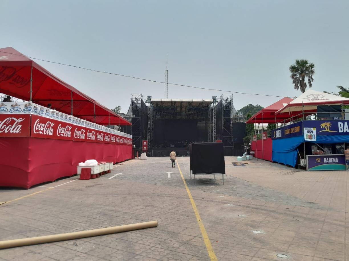 Unas de las tarimas instaladas para la gran fiesta de los ceibeños.