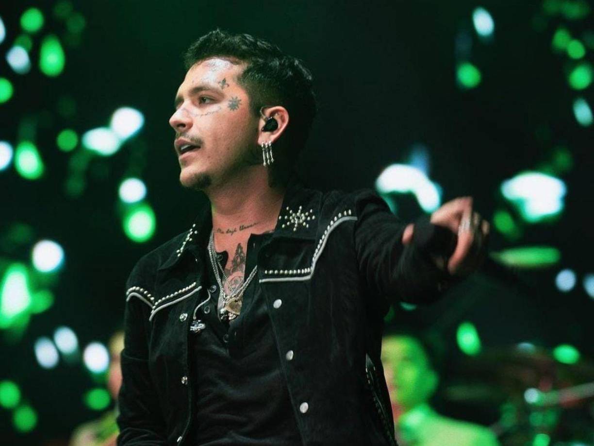 A menos de un mes de haberse convertido en papá, Christian Nodal, luce más atractivo y muy delgado. Y es que, el cantante sé encuentra en la mejor etapa de su vida y este cambio sería gracias a su actual pareja Cazzu, pues esta le estaría dando la estabilidad que artista tanto buscaba, lo que se refleja en su físico, pues cabe recordar que Nodal ya está borrando los tatuajes y cada vez se notan mucho menos y esto a raíz del nacimiento de su bebé.