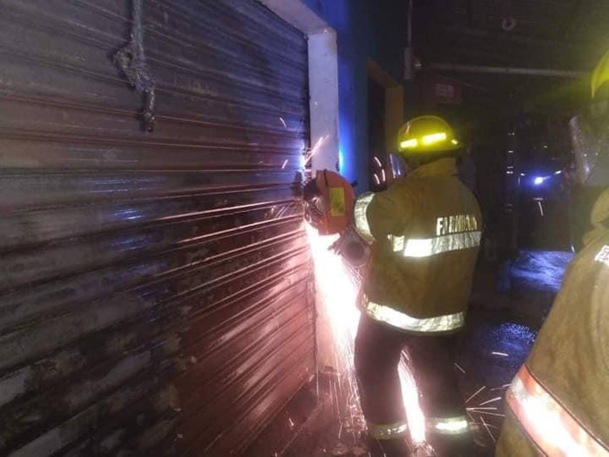 Bomberos tuvieron que utilizar equipo especial para abrir las cerraduras de los locales y sofocar las llamas desde adentro. 