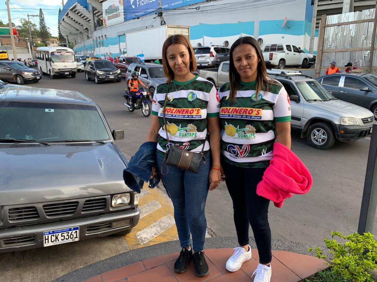 Las fanáticas del Juticalpa FC tampoco faltaron en el recinto para ver el gran duelo.