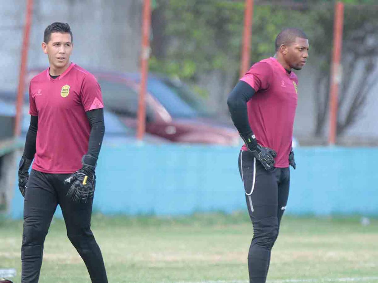 “Uno puede callarse mucho, pero públicamente le pido a Orlando Ponce que respete, sea profesional”, comenzó diciéndole la esposa de Michael Perelló al periodista deportivo.