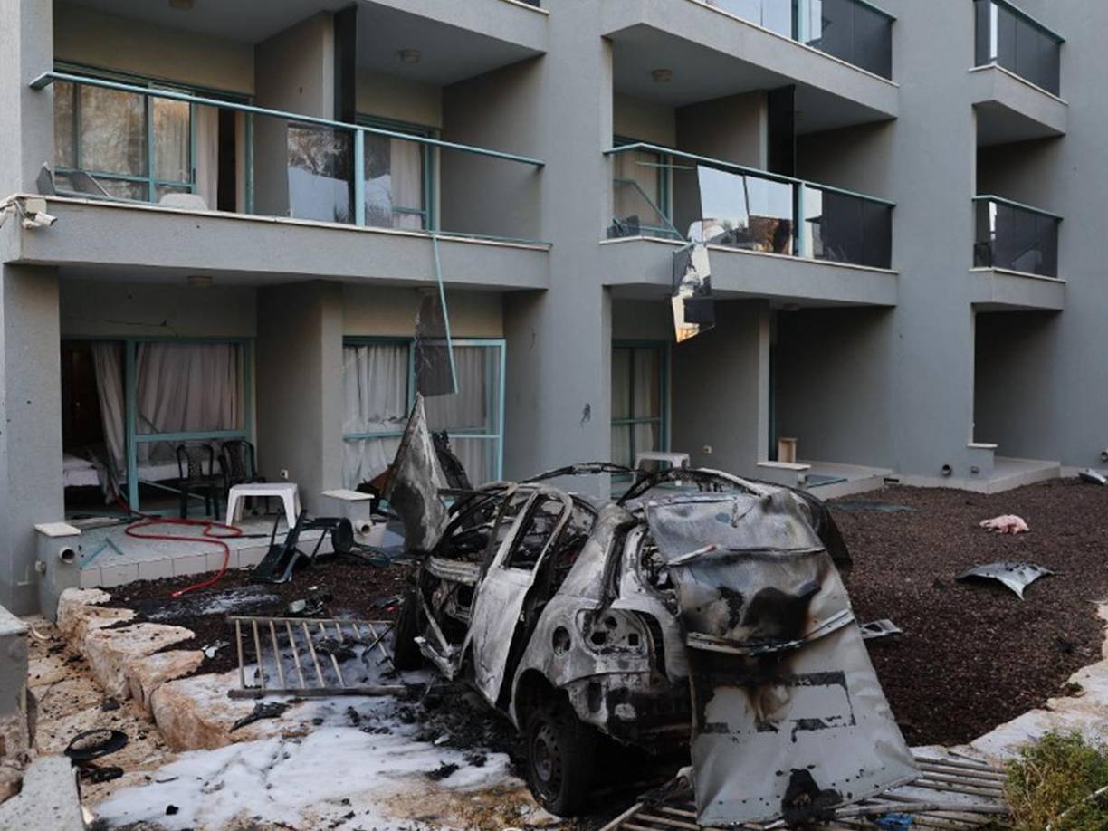 Su familia, alojada en el Kibbutz Beeri -situado en el sur de Israel, cerca de la frontera con la Franja de Gaza-, fue atacada cruelmente este pasado sábado aunque todos los integrantes sobrevivieron al ataque terrorista de Hamás.
