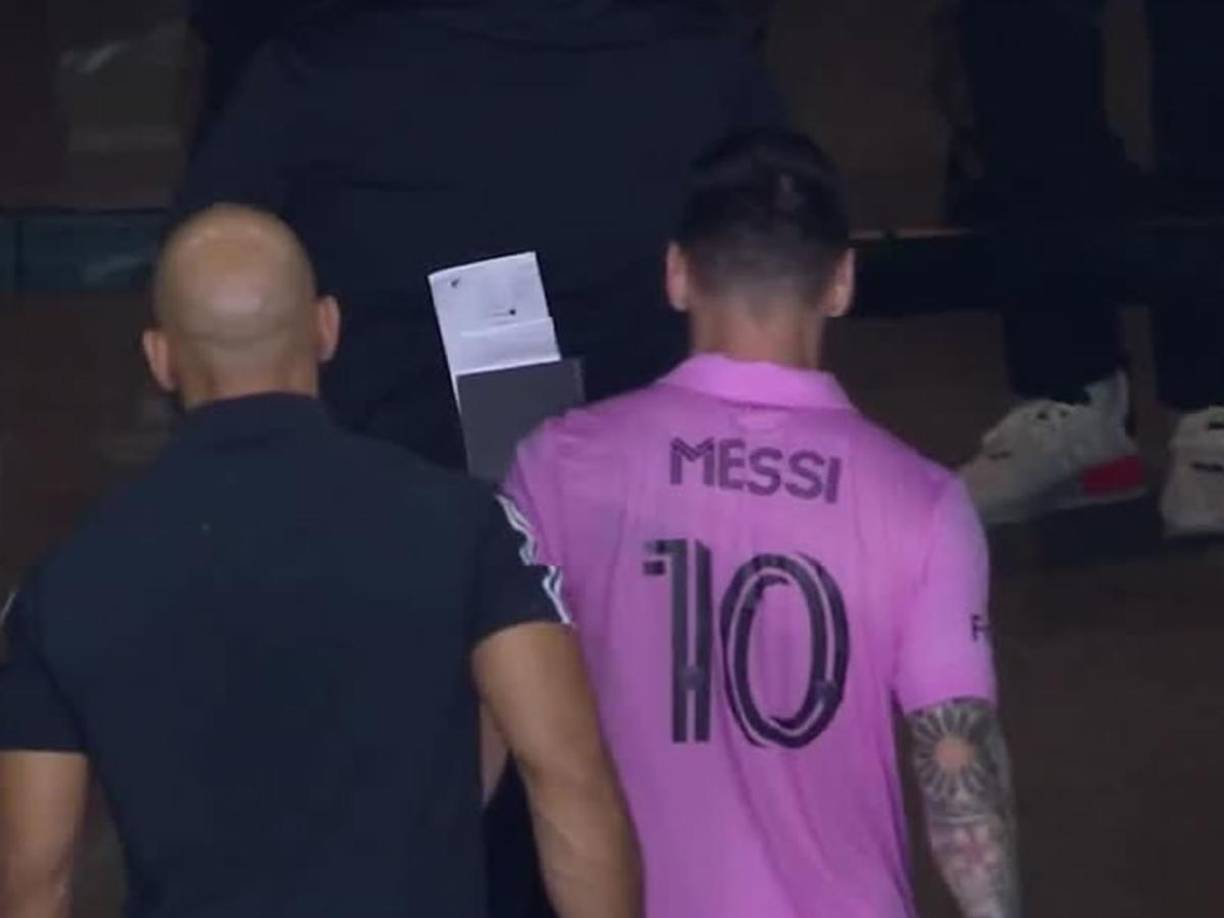 Messi tomó la decisión de marcharse y se fue directo a los camerinos. 