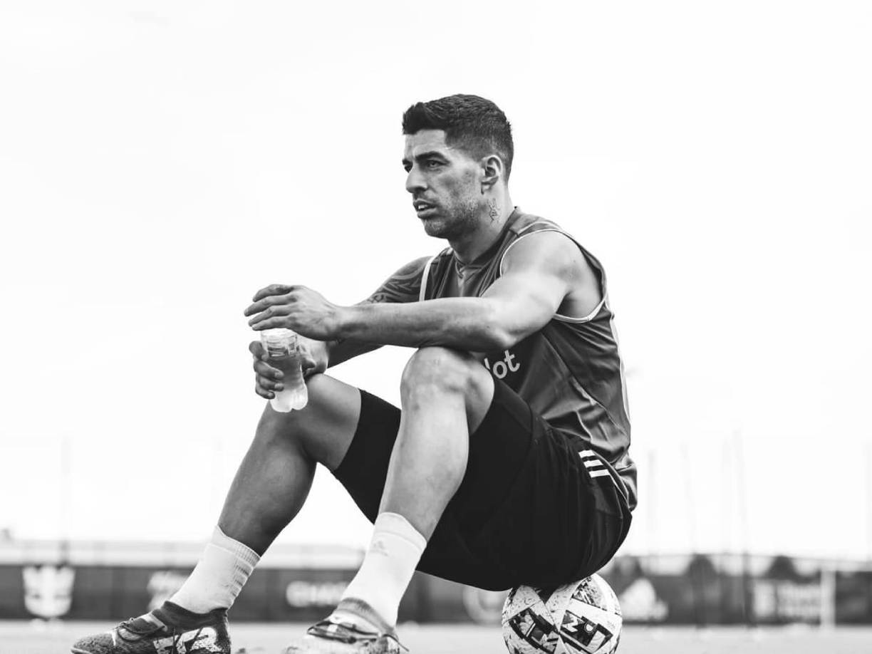 Las autoridades indicaron que el hombre estaba sin armas y que tenía una soga en el cuello listo para tirarse. Además, se informó que el hombre está sometido a medidas cautelares relacionadas con violencia doméstica. Pero llegó Luis Suárez y evitó la tragedia.