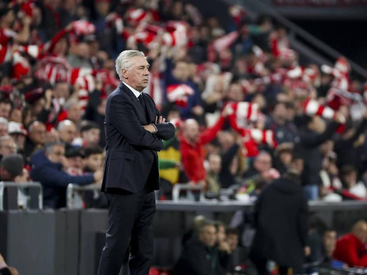 Mbappé se vio con el rostro caído y Carlo Ancelotti reaccionó serio y masticando su chicle luego de ser enfocado por la televisión del juego.