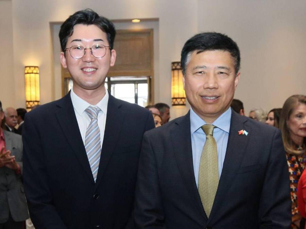 Pedro Cubas y Maehigashi Kenji.