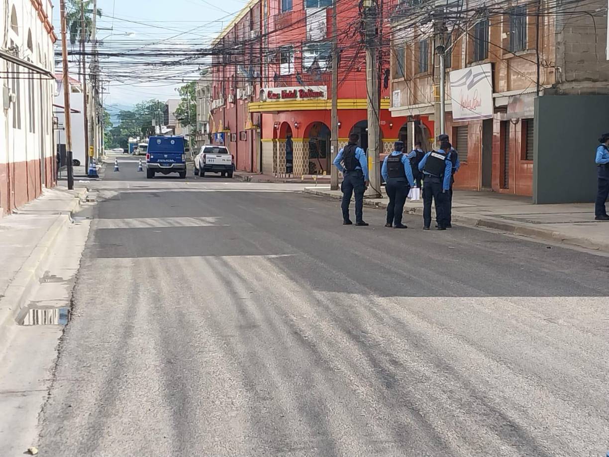 El guardia de seguridad al que despojó de su arma dijo, visiblemente nervioso, que el sujeto comenzó a disparar sin control en diferentes direcciones. A su vez, dijo sentirse responsable por no haber podido hacer nada para evitar la muerte de Héctor Gómez.