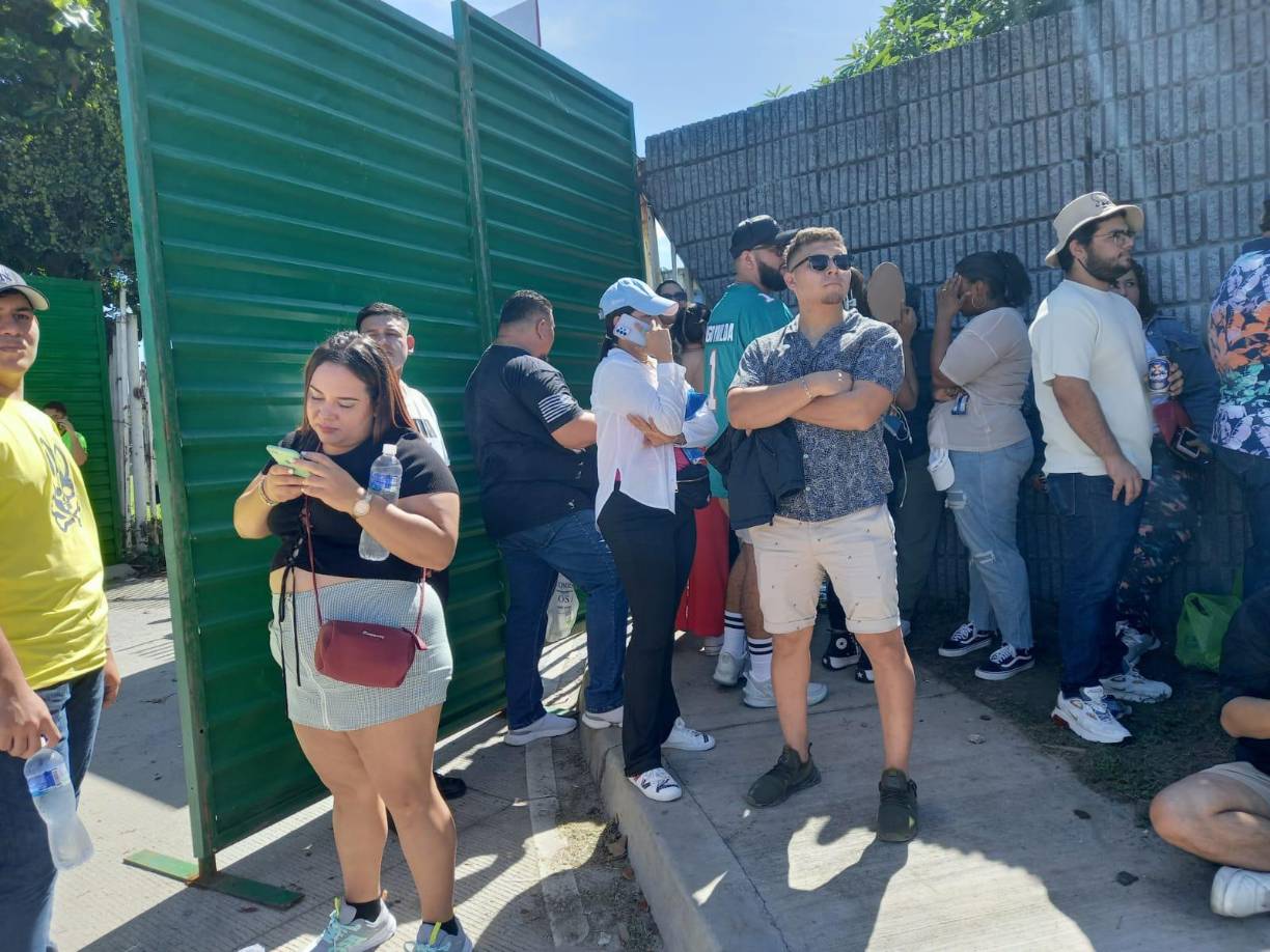 Luciendo atuendos veraniegos, los fans esperan ingresar para en la noche disfrutar de su artista.