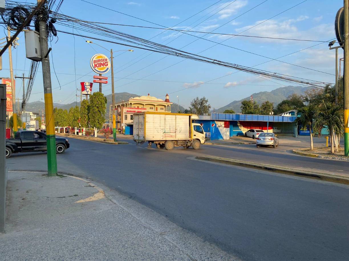 ¿Cuánto tiempo en abandono había estado esta carretera, abogado? “Si nos ponemos desde el punto de vista de que estuvieron haciéndole bacheo, estamos hablando que durante todas estas administraciones que ha estado Alexander, son 20 años que han tenido ellos. Ellos habían tenido un presupuesto anualmente para reparación de esas calles porque se hacían con fondos municipales de manera anual. Aproximadamente le metían un millón de lempiras aproximadamente o 999 mil lempiras. Era lo que se le metía anualmente para lo que era el bacheo, esa calle pasaba de manera permanente destruída”, cerró Palacios.