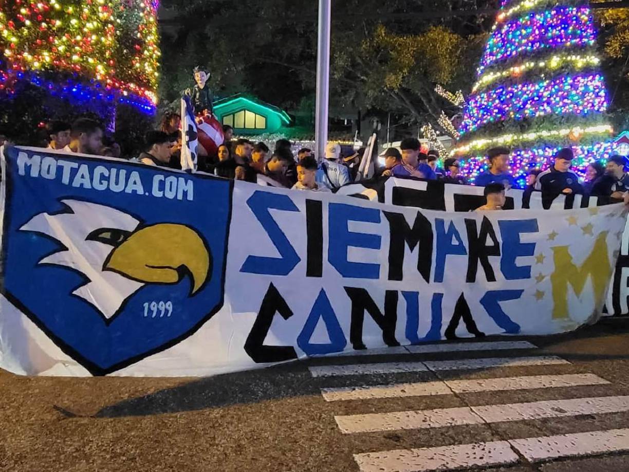 “Siempre con vos”, dice esta manta de los aficionados del Motagua que esperaron un par de horas para el inicio del ansiado banderazo.