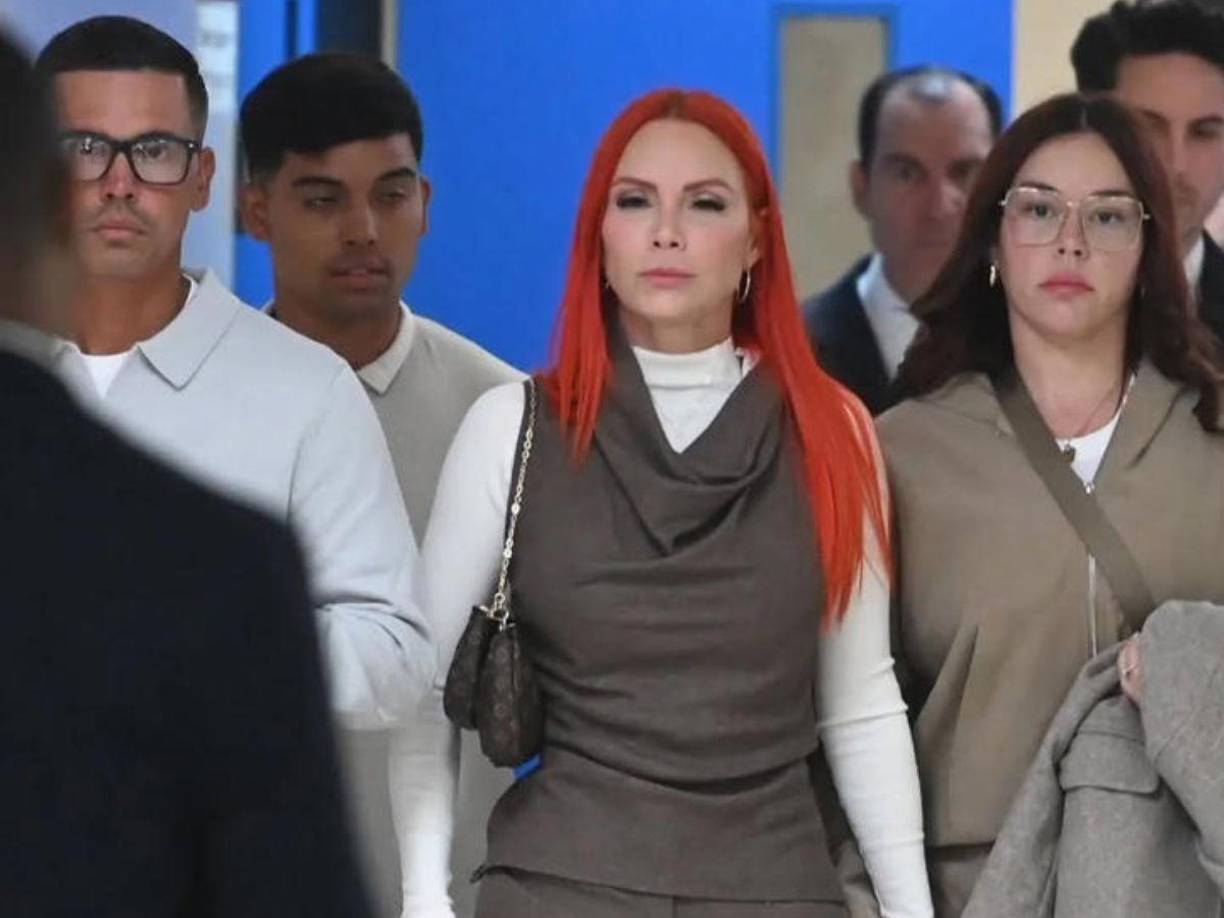 Ahora en redes sociales circulan imágenes que fueron captadas en dicho proceso legal, donde la madre de los hijos del cantante llegó junto con su equipo legal y hermana, portando un mono, así como cabello alaciado.