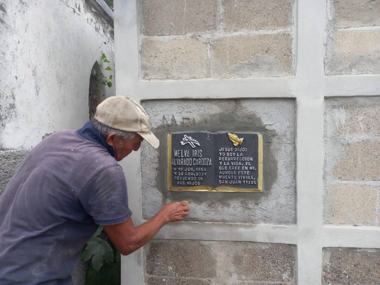 De su lado, este adulto mayor sampedrano aprovechó este día para instalar una lápida en la tumba de su madre. 