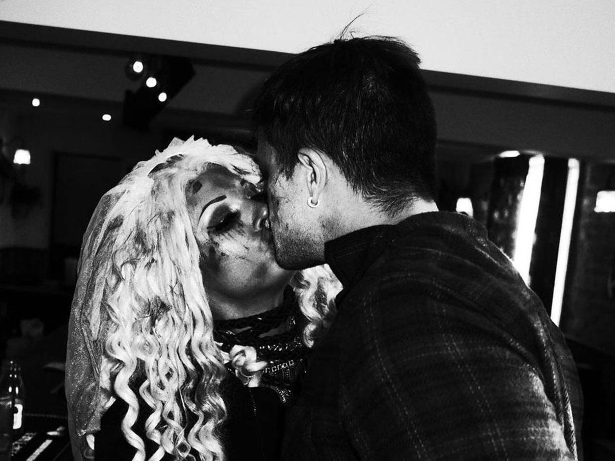 Los dos fallecimientos están rodeados de mucho misterio, luego de las extrañas circunstancias en las que han ocurrido, ya que ambos eran personas jóvenes.