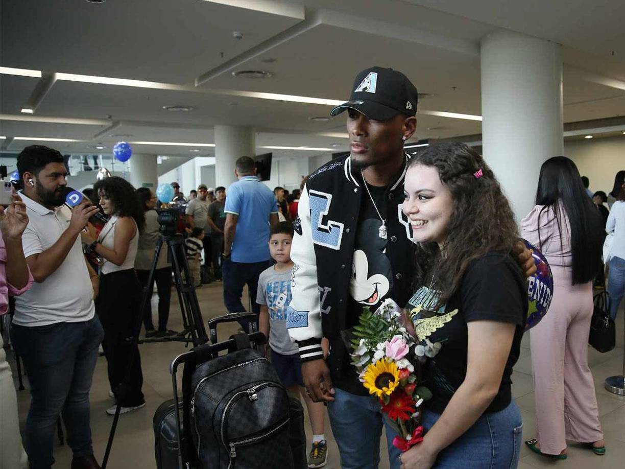 Una chica le solicitó una fotografía al volante Deybi Flores.