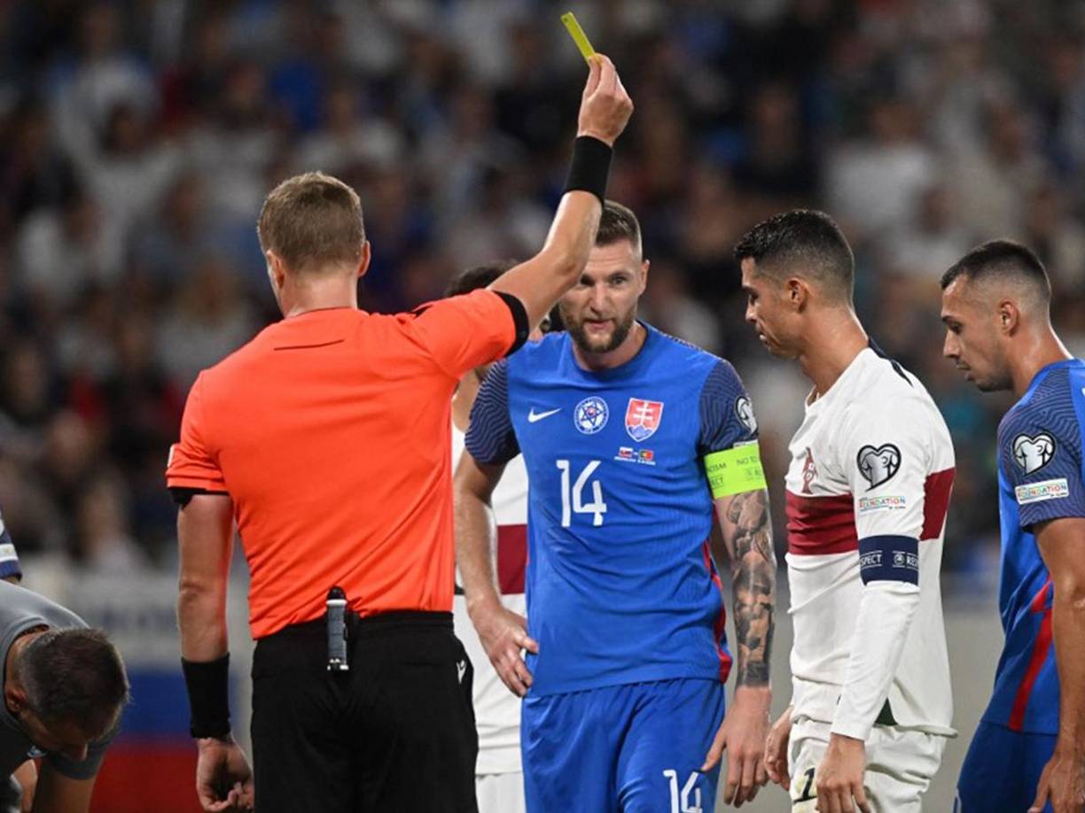 El árbitro central decidió sacarle la tarjeta amarilla a Cristiano Ronaldo mientras los aficionados de Eslovaquia exigían la roja. 