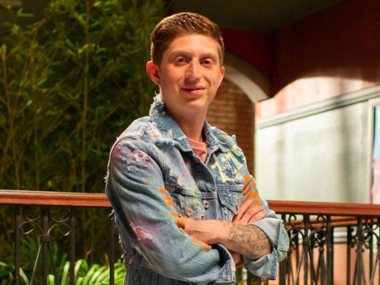 El actor mexicano Octavio Ocaña, mejor conocido como Benito en la serie mexicana de comedia “Vecinos”, falleció el 29 de octubre de 2021, tras un disparo de arma de fuego en la cabeza. La estrella tenía 22 años. 