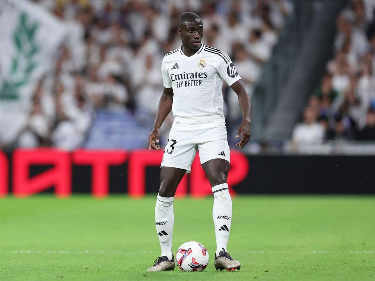 Ferland Mendy - Ancelotti guardó al francés en el último partido de Liga valorando el complicado enfrentamiento contra Liverpool. Será una interesante batalla con Mohamed Salah por ese costado del campo.