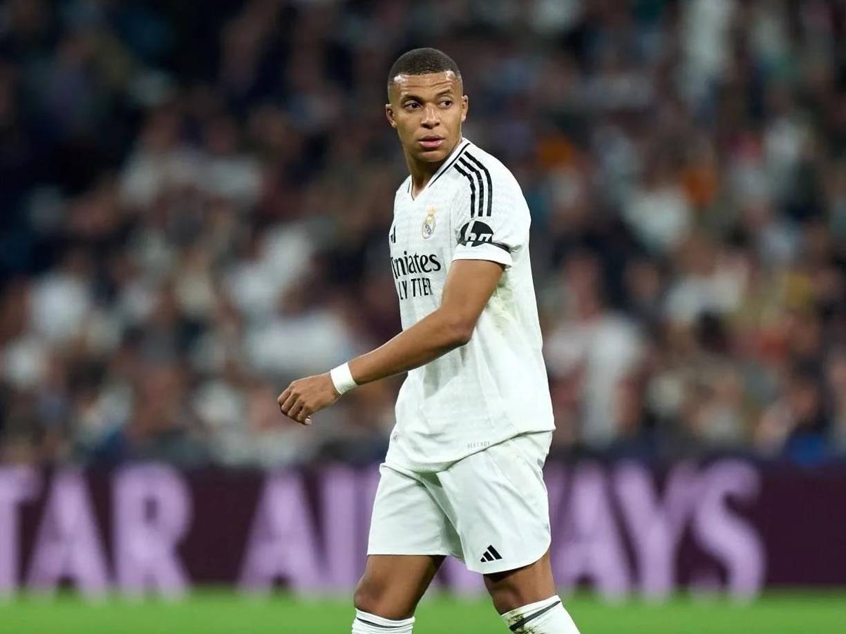 Kylian Mbappé - Ante la baja de Vinicius, el goleador francés jugaría por la izquierda, su posición preferida. Quiere dar un paso al frente ante Liverpool.