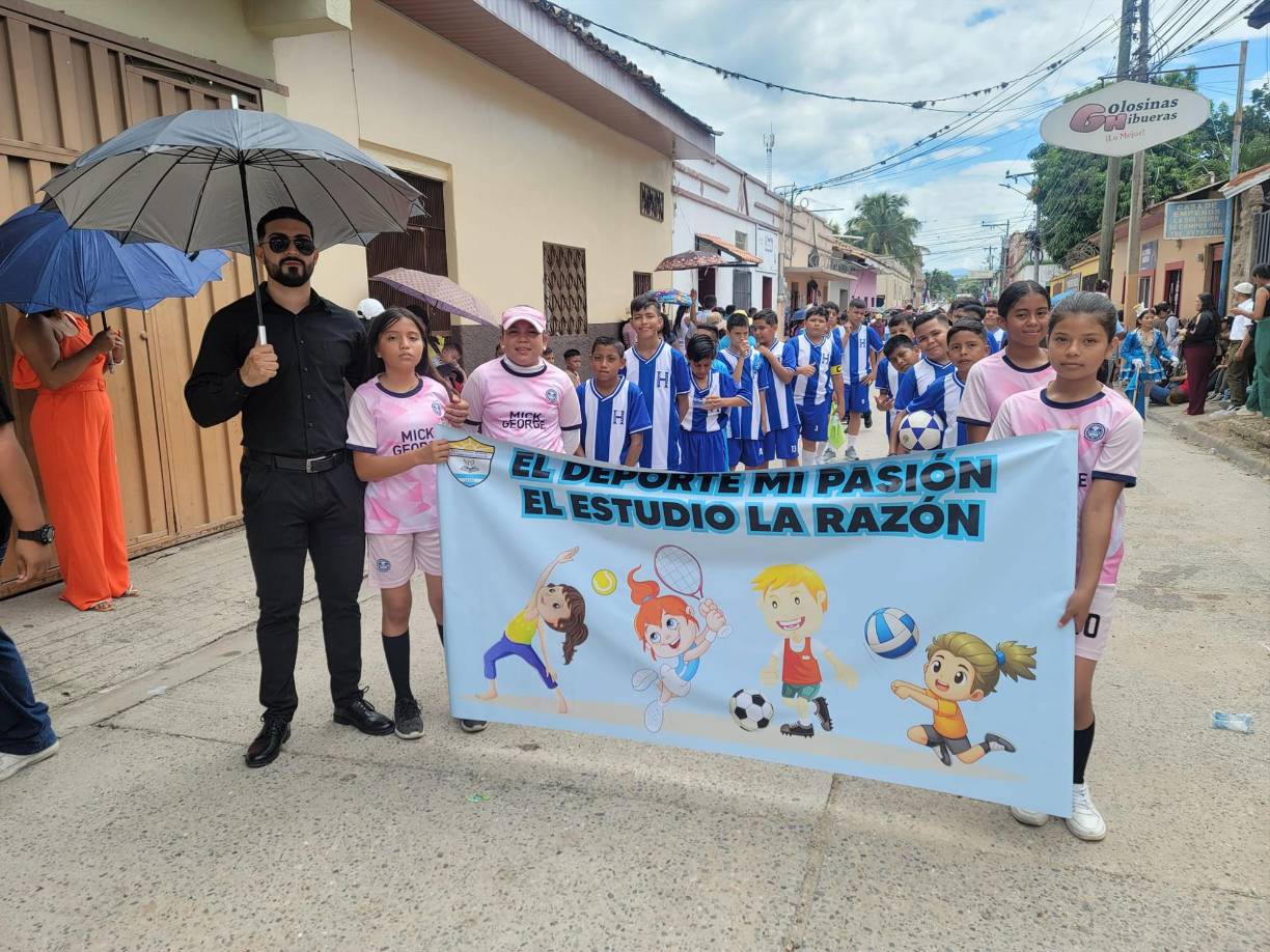 Es importante destacar que tanto docentes como alumnos desfilaron con entusiasmo y compromiso, reflejando los valores que nos representan como hondureños.