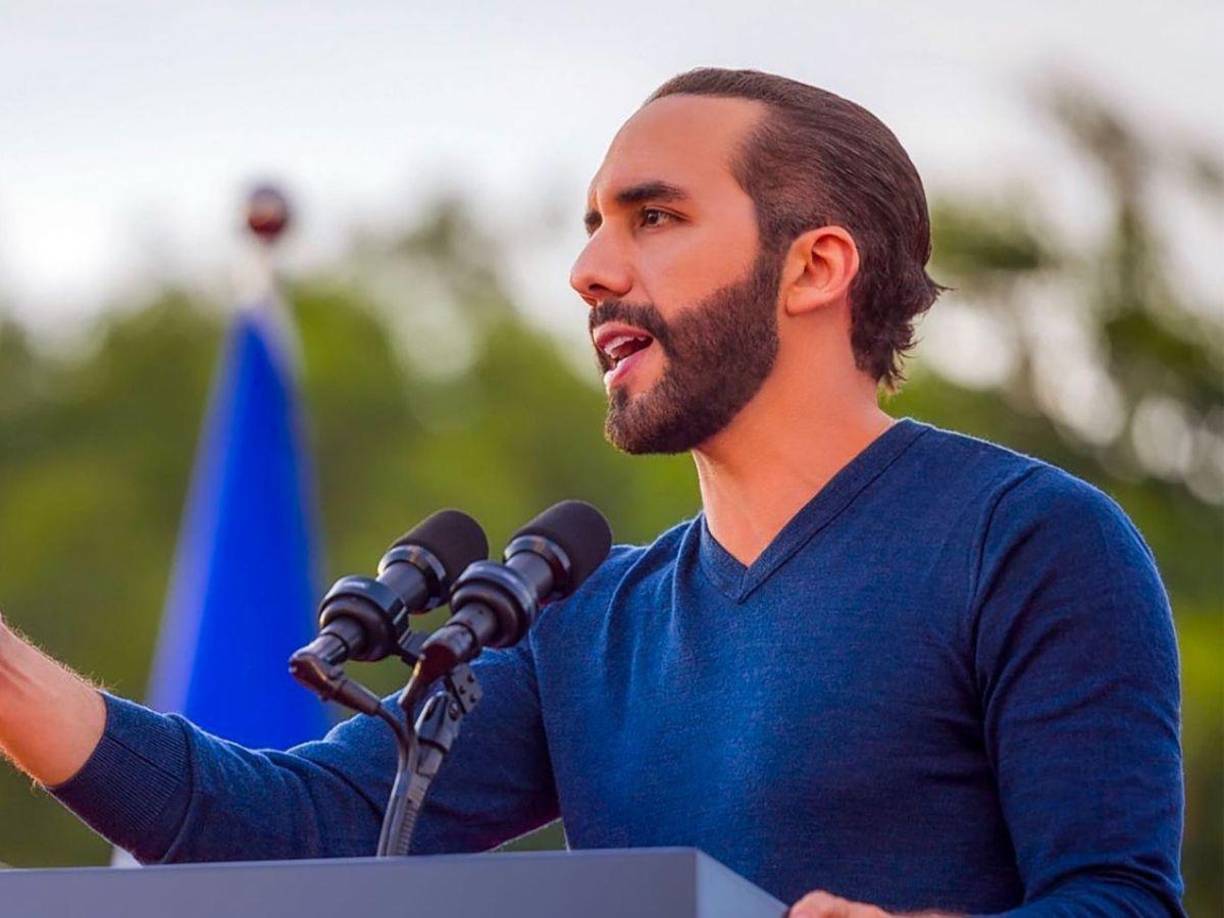 Nayib Bukele quien cuenta con una alta aprobación de su mandato presidencial y una alta popularidad en las redes sociales hasta el momento no ha confirmado si está en el país suramericano.