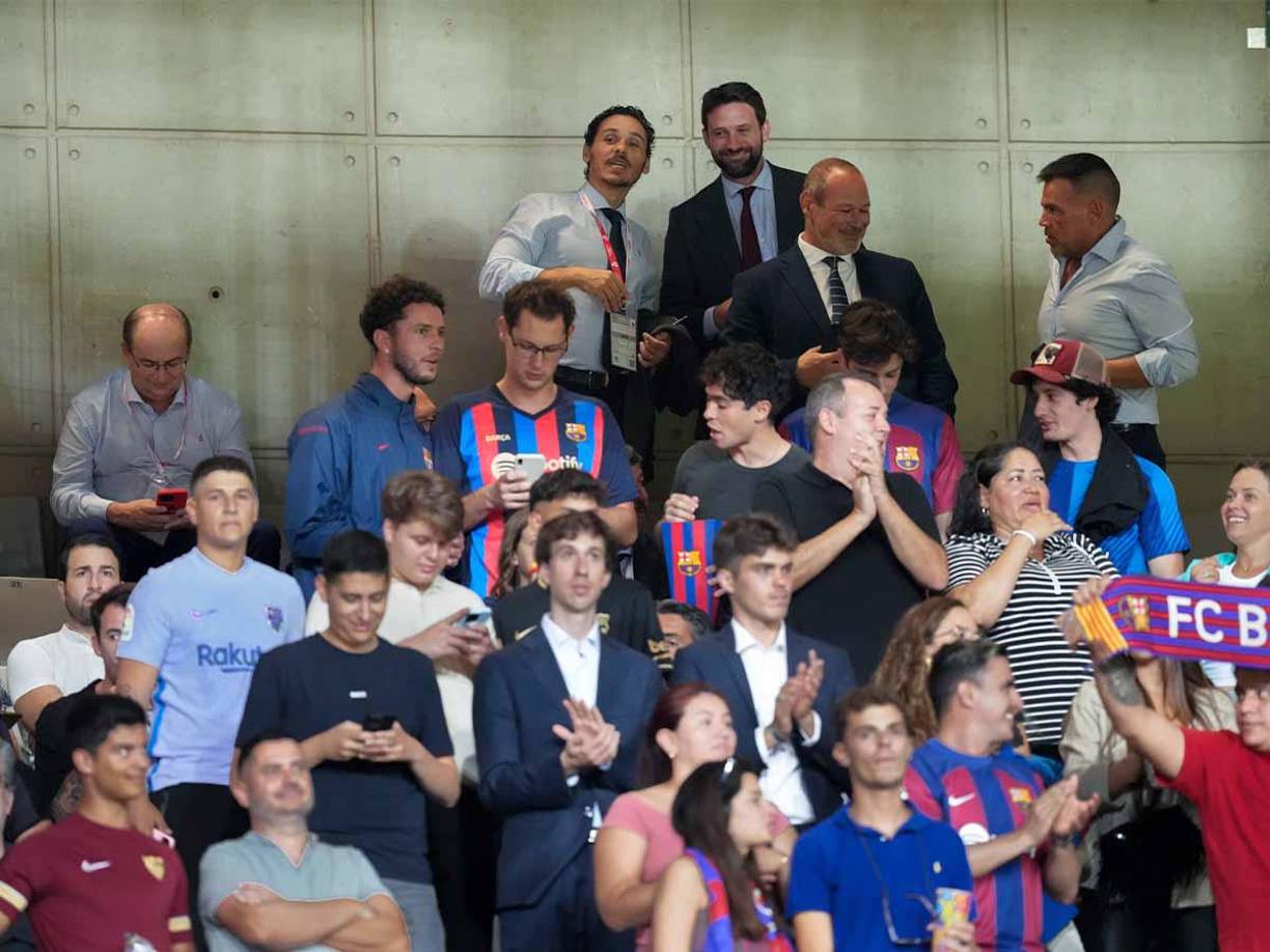 Después de darle plantón a la directiva del Barcelona excusándose en el ‘Caso Negreira’, el presidente del Sevilla, Pepe Castro, y el resto de la delegación del conjunto andaluz siguieron el partido desde la grada del estadi Olímpic Lluís Companys. 