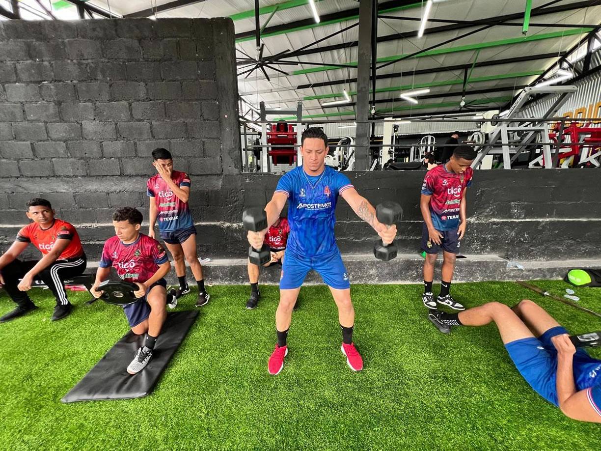 “Hoy me reuní con la directiva, me dijeron que por mi salud mental, mi familia y por la seguridad mía, ya que la afición es brava, que es mejor me apartara del equipo”, detalló el jugador tras ser separado del club.