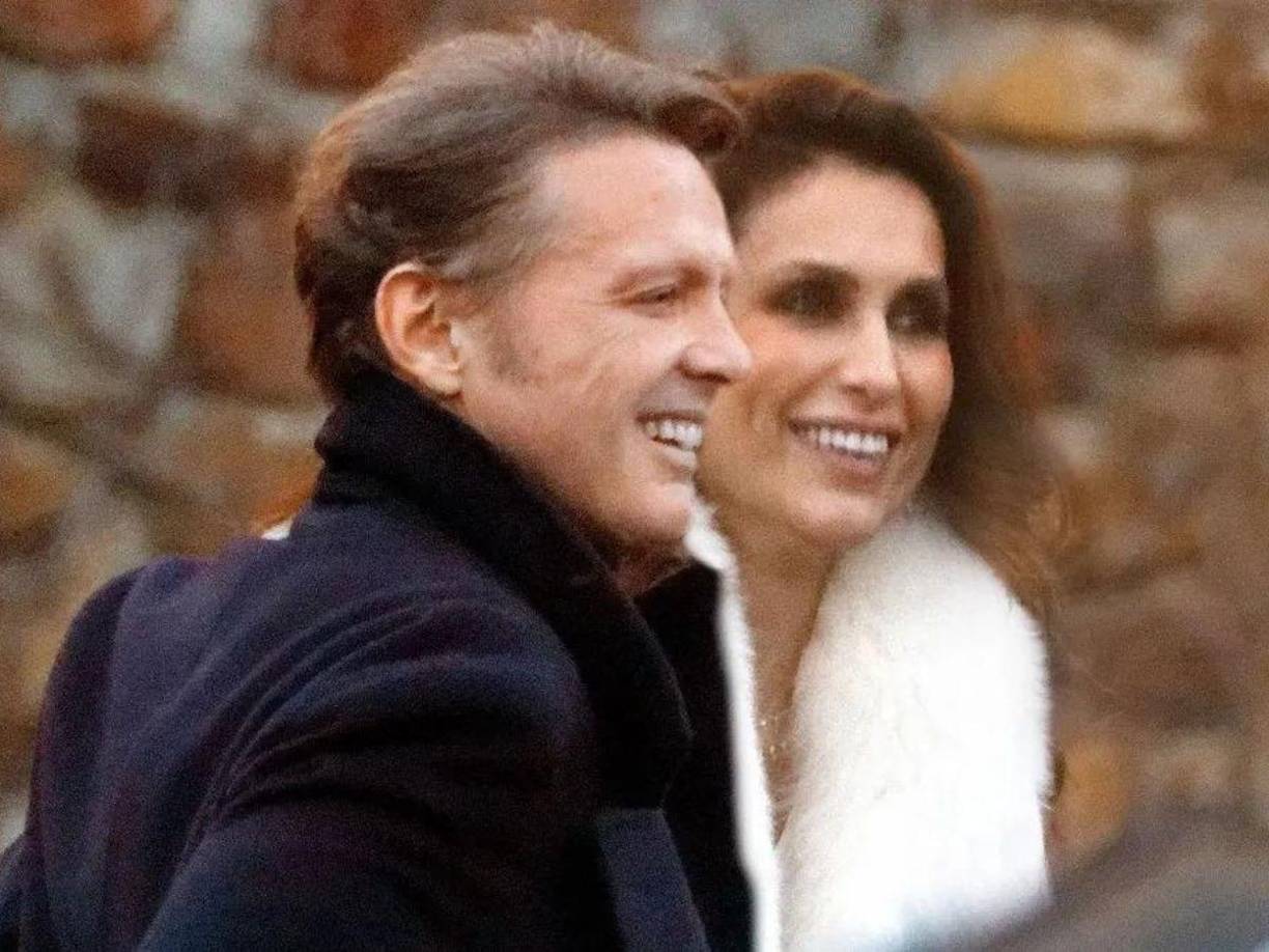 La pareja del momento, estuvo hace unos días en París debido a que acudieron a la boda del hijo de la empresaria Rosa Clará. Esta es la primera vez que la pareja es captada en un evento público, por lo que todo indica que su romance está mejor que nunca.