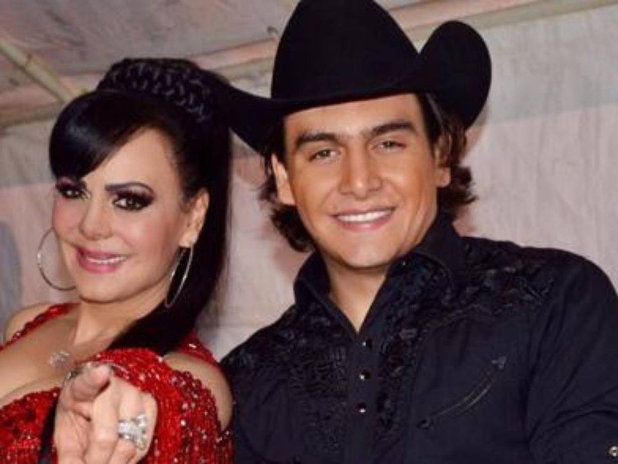 El pasado 9 de abril marcó un día completamente distinto y doloroso para Maribel Guardia, quien conmemoró el primer aniversario luctuoso de su hijo, Julián Figueroa, fruto de su relación con el cantante Joan Sebastian. Julián, lamentablemente, falleció de manera inesperada a causa de un infarto agudo al miocardio, dejando un vacío imborrable en el corazón de su madre.