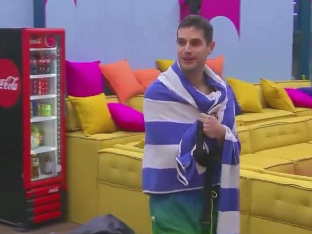 Luego de que sus compañeros del cuarto Tierra asintieron a esta posibilidad, Adrián agregó: “El mío no es precisamente... O sea, es una flauta de ‘La casa de Toño’ (un restaurante de antojitos mexicanos)”.