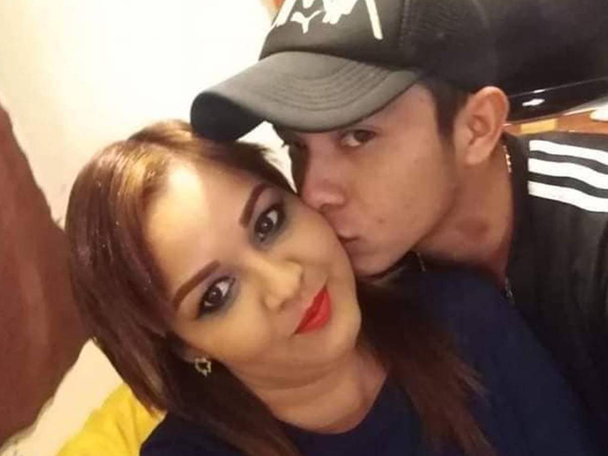 La ataron a una silla. Le amarraron bien pies y manos, así como mordaza. Con una navaja la tomaron y le abrieron la barriga con mucho cuidado para no causarle daño a la bebecita.