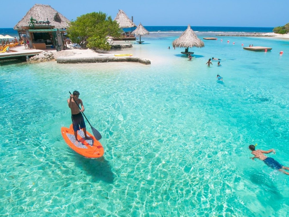 Si bien Roatán ha atraído a mochileros y amantes de la naturaleza durante décadas, ahora también hay propiedades y hoteles de lujo que están cambiando el encanto rural de la isla, agregó el estudio.