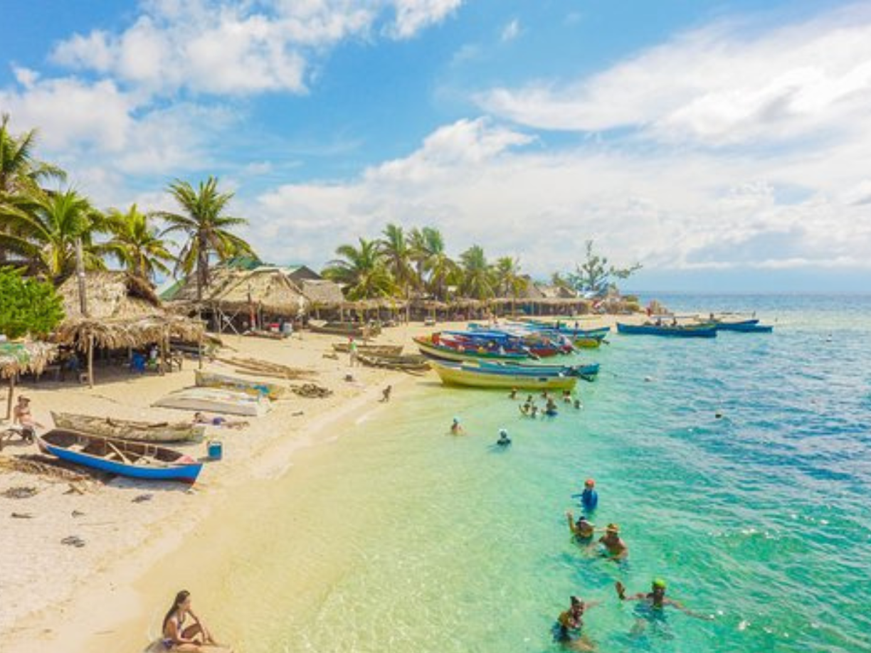 A unas 20 millas de la costa de Roatán se encuentran el archipiélago de <b>Cayos Cochinos</b>, una reserva marina y <b>Patrimonio de la</b> <b>Humanidad de la UNESCO</b>, agregó el informe. 