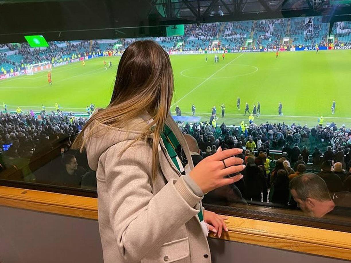 Annie estuvo en el Celtic Park observando el Celtic vs Feyenoord . La chica presumió en su cuenta oficial de Instagram su presencia. 