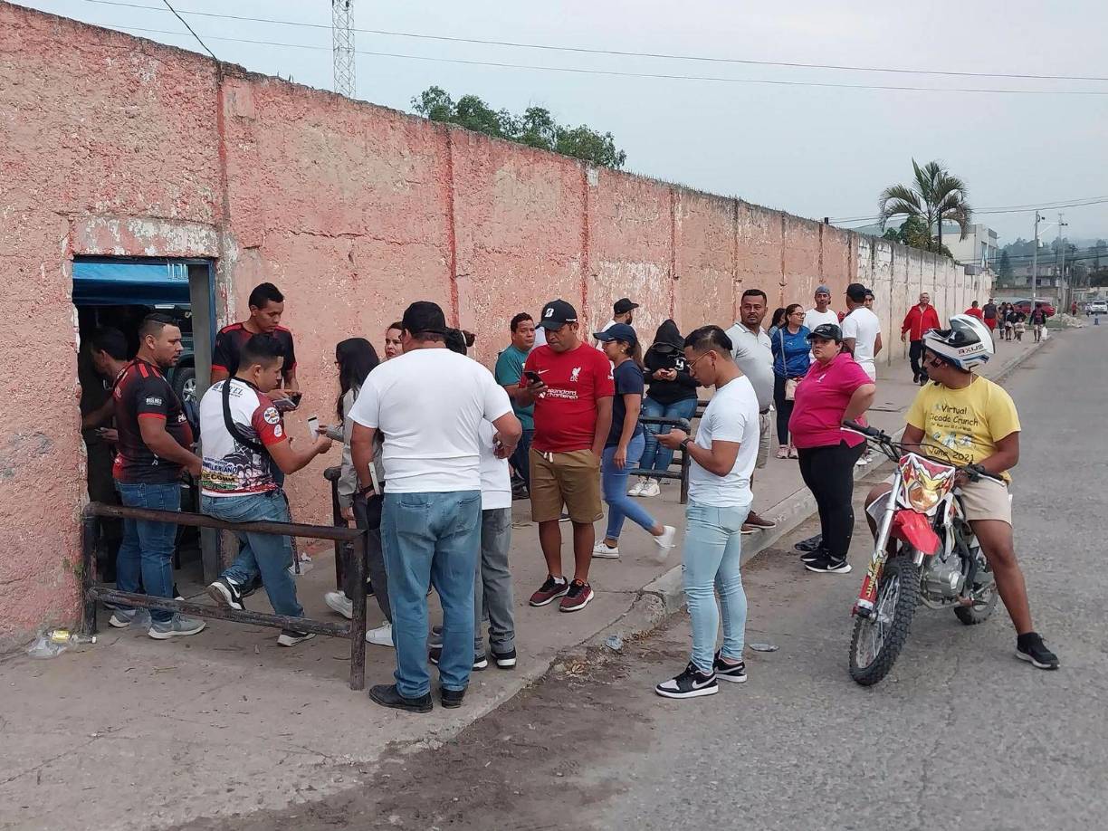 Los aficionados empezaron a llegar al estadio desde tempranas horas para disfrutar del duelo de vuelta.