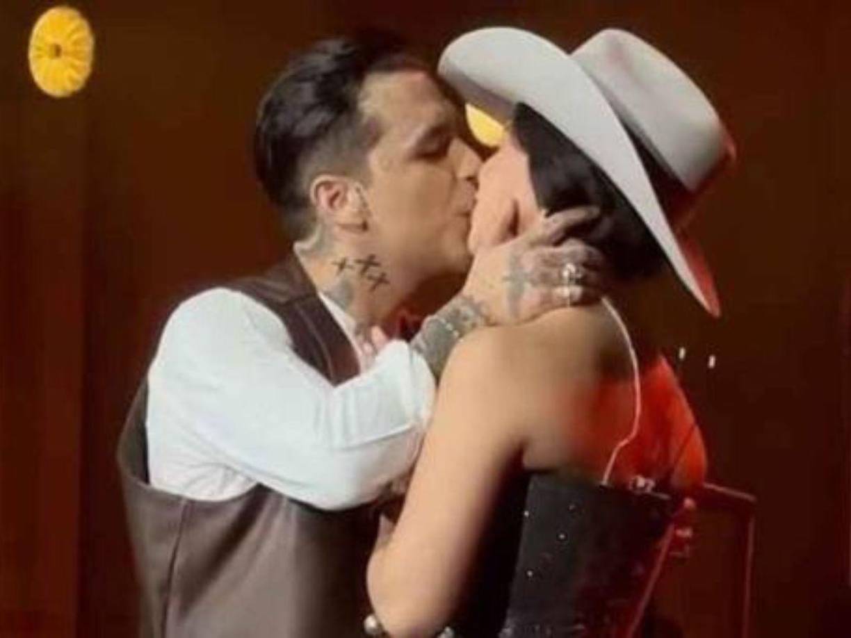 Lo que nadie se esperaba era que los famosos se animaran a darse una tierna demostración de cariño ante los asistentes del show.