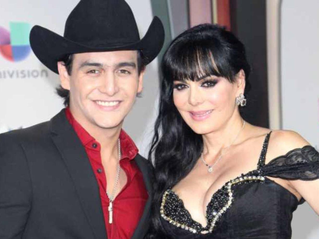 Recientemente, Maribel reveló una experiencia singular que vivió con una médium, quien le proporcionó un contacto especial con Julián. Esta “llamada telefónica” espiritual le permitió recibir mensajes reconfortantes y detalles íntimos que solo ella y su hijo conocían. Entre ellos, mencionó la aparición de objetos significativos como un sombrero y juguetes, que la médium pudo ubicar con precisión, trayendo paz a su corazón.