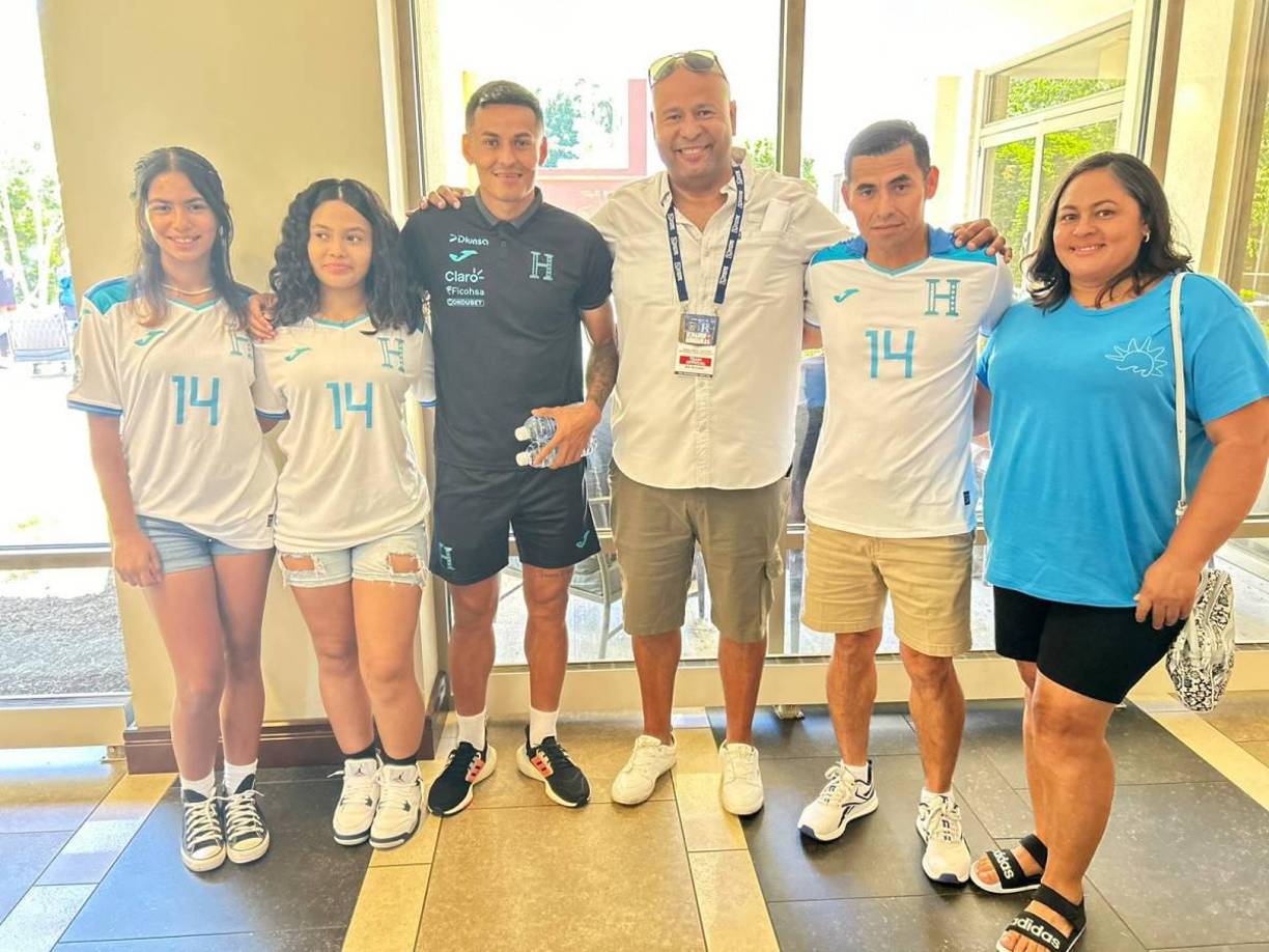  Andy Najar pudo compartir con su familia en el hotel antes de salir rumbo al estadio para enfrentar al combinado ecuatoriano.