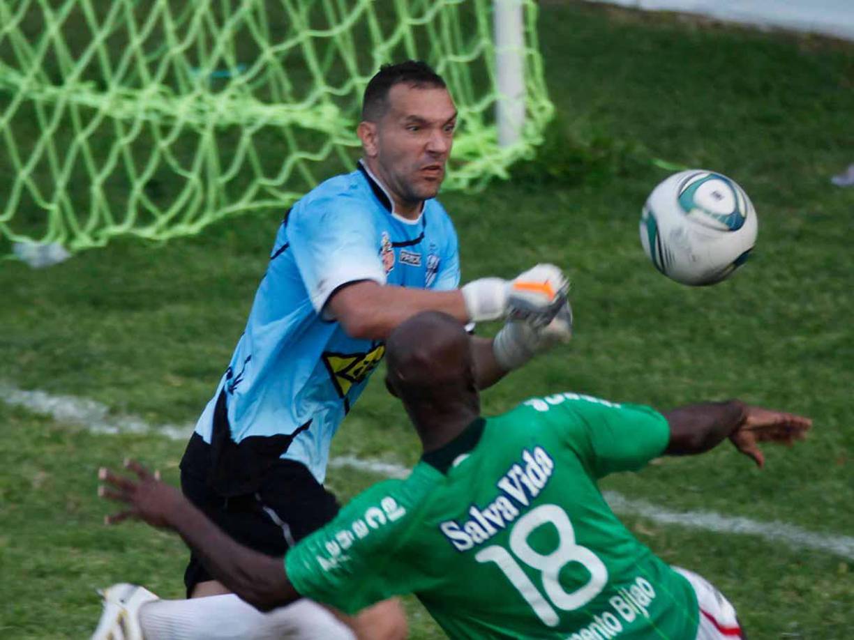 “Nos metimos ahí, comenzamos a dar vueltas y ya no sabíamos cómo salir, y la gente te quedaba mirando y seguro decían ‘estos no son de aquí’ ¿y qué hacemos?. Si preguntas hay dos opciones: que te encontres alguien que le gusta el fútbol, te conozca y te ayude y el que no le gusta y no te ayude, la A o la B”, recordó.